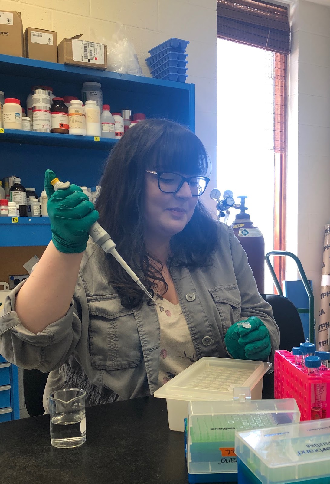 Jenna Daypuk teste des composés dans un laboratoire